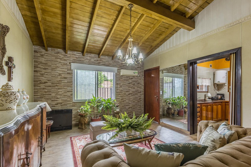 Casa En Ciudad Evita - 2 Dormitorios Mas Escritorio - Apto Credito - Quincho Y Pileta