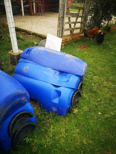 Medio Tanques De Plástico Azul Para Comedero