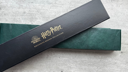 Varita Slytherin Exclusiva Wizarding World Harry Potter Verde Oscuro (Usado)