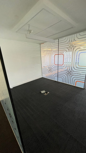 Oficina En Venta, En La Ciudad Vieja, Sobre La Calle Misiones - Con Una Terraza Increible De 40m2 Con Vista Despejada Y Mucho Sol.