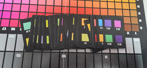 Hues And Cues A Guessing Game Of Colors And Glues (Usado)