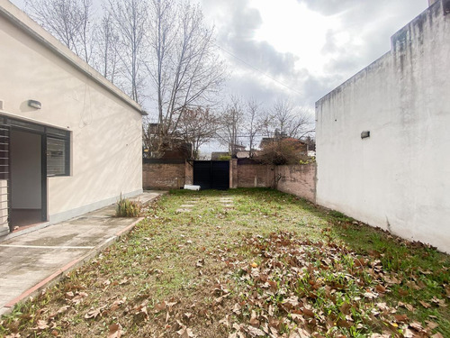 Casa En Venta / 4 Ambientes En Castelar
