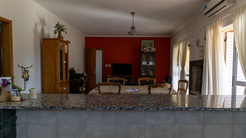 Imagen 10 de 16 de Casa Con Pileta Cerca Del Centro De Lobos A La Venta