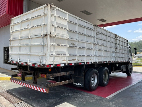 Imagem 4 de 15 de Volvo Vm270 6x2 Carroceria Grade Alta 13/13 Selectrucks