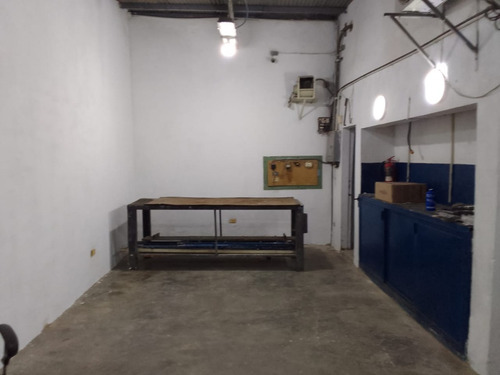 Alquilo Local Ubicado En San Blas Calle Comercio Y Girardot, Baño, 220 Electricidad ,agua
