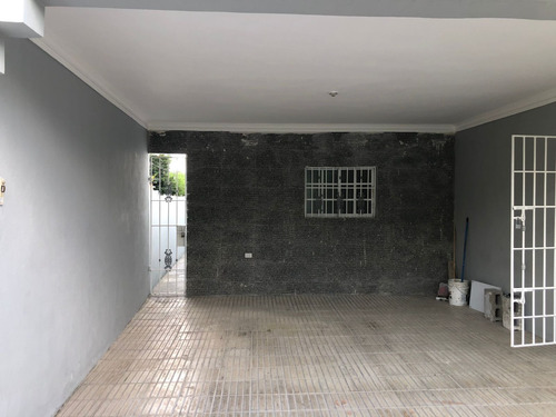 Hermosa Casa En Venta, Residencial Amalia, Autopista De San Isidro, Santo Domingo Este. República Dominicana