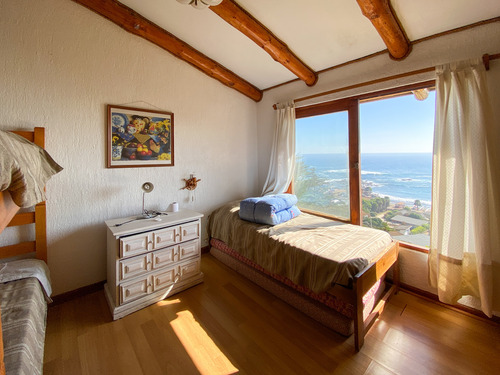 Casa En Altura Con Vista Panorámica A Playa Caleta