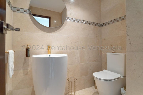 Casa En Venta En Los Naranjos Completamente Remodelada Y Con Cocina Equipada 24-17277 Jc
