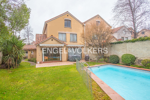 Casa En Venta San Carlos De Apoquindo, Tranquila Calle