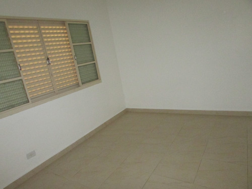 Imagem 9 de 14 de Casa 2 Quartos Com Terreno De 250 M2, Isolada Dos 2 Lados