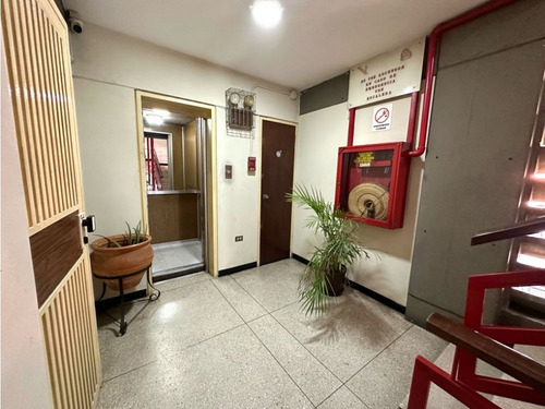 Venta De Edificio En El Rosal Con Espléndida Ubicación 734m2