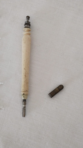 Portaminas Antiguo Con Hueso Labrado Crema (Usado)