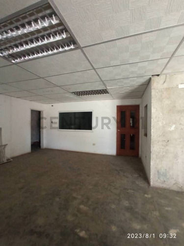 En Alquiler Terreno Con Edificio Comercial