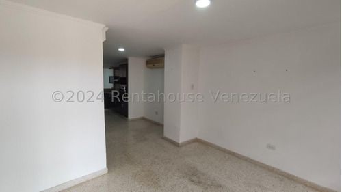 Amp, Mls #24-23475 Vende Townhouse En La Lagunita