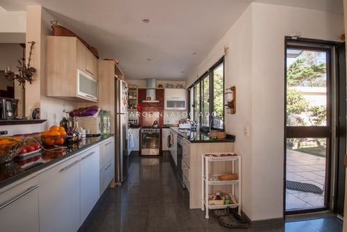 Casa De 5 Dormitorios En Pinares, Punta Del Este-ref:891