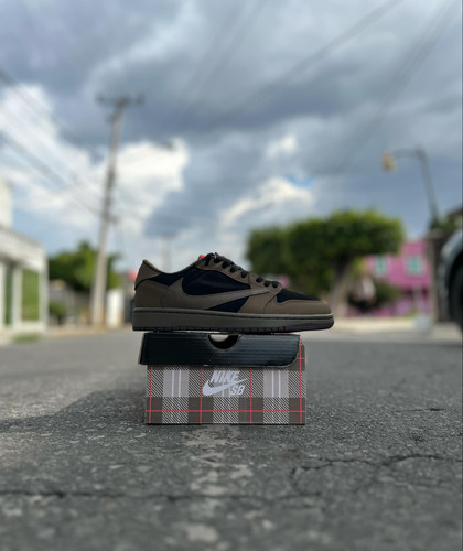 Jordan 1 Low Traviissss ( Envio Gratis ) (Usado)