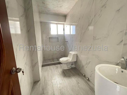 Maribel Morillo Asesor Inmobiliario De Rentahouse Vende; Elegante Apartamento;de 196m2 Con 4 Hab. Y 4 Baños; Piso En Marmol Y Cocina Moderna; Todo A Estrenar; Condominio Con Planta Al Este De Bqto