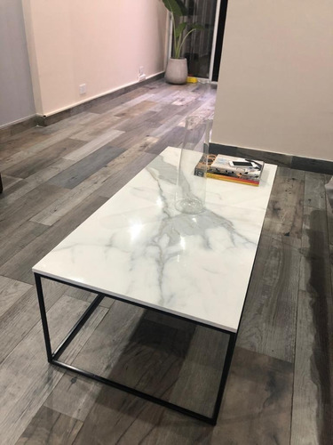 Imagen 6 de 10 de Mesa Ratona Simil Marmol Con Base De Hierro Estilo Minimal
