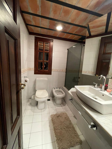 Chalet De Categoría 8 Amb. 484 M² Cub. C/ Garaje Para 2 Autos Y Parque C/ Pileta - Haedo