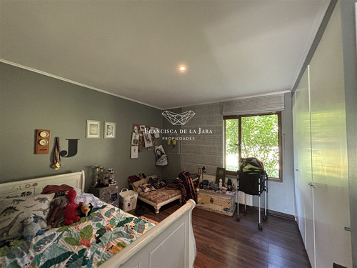 Casa Chilena, Parcela En Condominio. 5d+4b + Servicios.