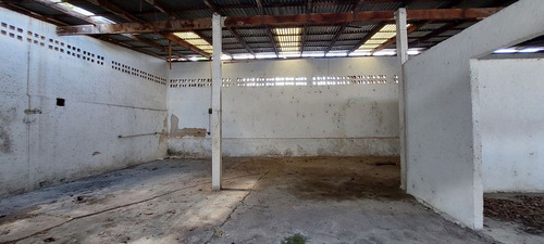 Bodega Comercial Con Amplio Patio De Maniobras ,en El Centro De Merida