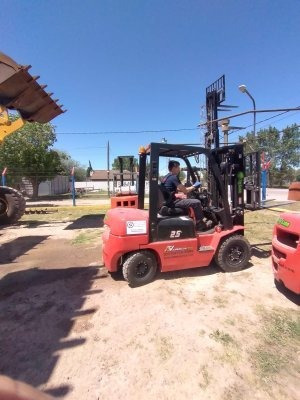 Imagen 13 de 16 de Autoelevadores Triple Torre 2.5 Con Desplazador Lateral