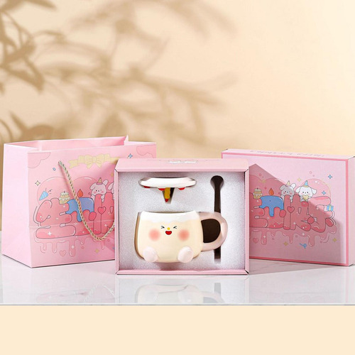 Taza De Té Y Taza De Café Con Tarta De Cumpleaños Y Tapa