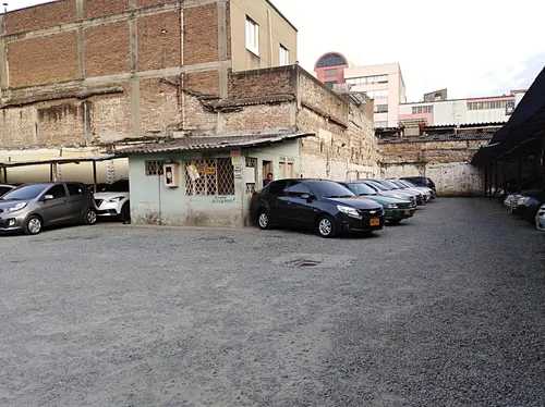Parqueadero A 2 Cuadras De La Iglesia La Ermita De Cali - Venta