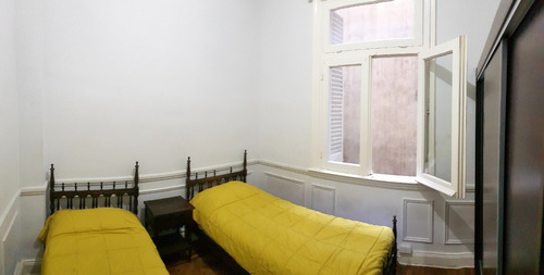 Imagen 26 de 30 de Uruguay Al 100. Semipiso. 3 Ambientes. 2 Dormitorios. Superficie 60 M2. Piso 2. Al Frente A La Calle. Balcón. Detalles De Categoría. Pisos De Roble De Eslavonia Con Guardas En Recepción Y Dormitorios.