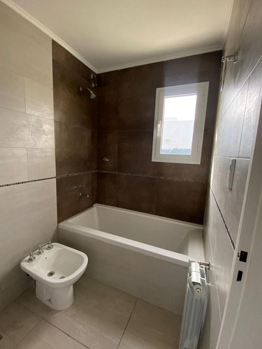 Venta De Casa En General Roca, B° Vista Barda 2 Habitaciones
