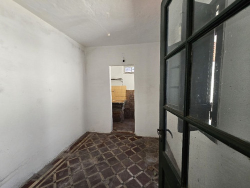 Venta Casa De Pasillo Dos Dormitorios Y Patio