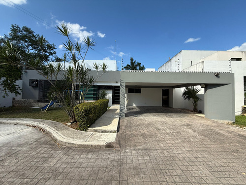 Exclusiva Residencia Moderna Con Alberca Y Amplios Espacios | Diseño Minimalista