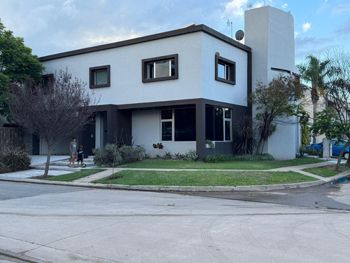 Casa En Venta Barrio Jardin Claret - 3 Dormitorios