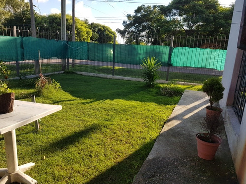 Casa Con Amplio Patio Y Jardin!
