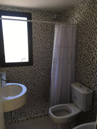 Imagen 7 de 16 de 24 Entre 476 Y 477. Casa De Dos Dormitorios En Venta, City Bell.-