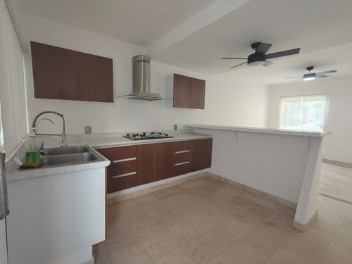 Casa En Venta En Col. Ricardo Flores Magon, Ver