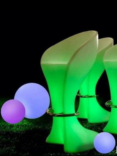 Imagen 4 de 10 de Alquiler Muebles Led Luminosos Cubos Sillones Mesas Barras