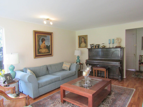 Hermosa Y Amplia Casa De 3 Pisos En Condominio (5d / 4b)