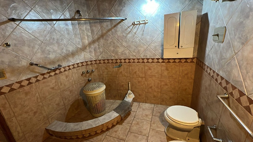 Casa Con Departamento - Cochera Jardin Y Parrilla - Permuta