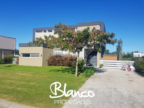 A Laguna! Venta De Excelente Propiedad De Dos Plantas Dentro Del Barrio San Matías
