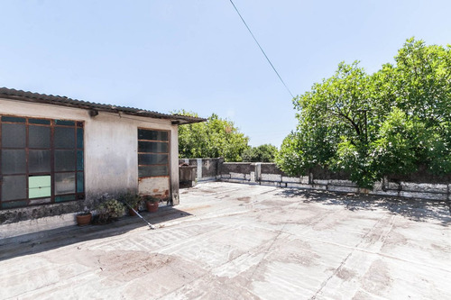 Depósito En Venta Con Departamento De 4 Ambientes