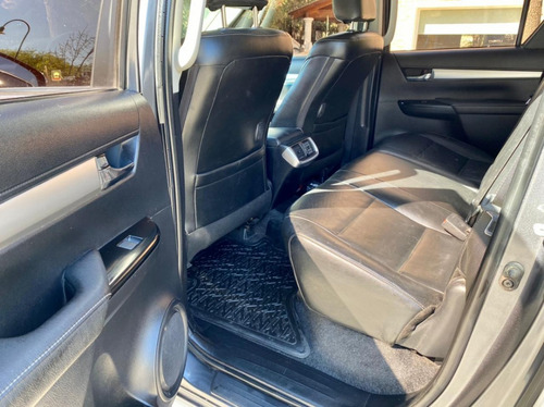 Imagen 6 de 8 de Toyota Hilux Srv 4x4 2019 Línea 2020