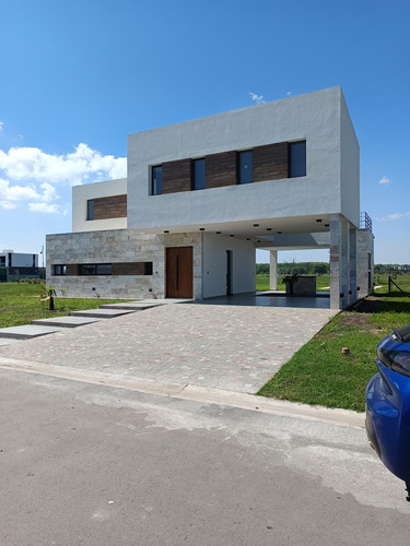Venta- Hermosa Propiedad Minimalista- Barrio El Rebenque