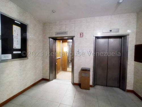 En Pleno Centro De La Ciudad Maracay Oficina En Venta En Piso Medio Db 24-15539