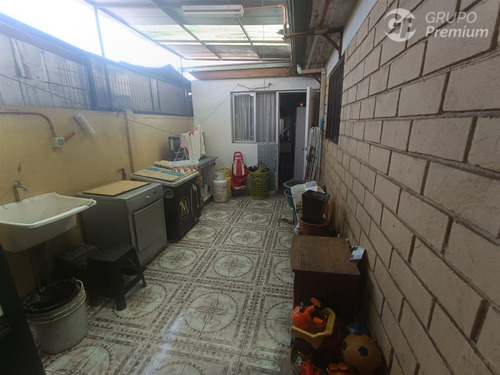 Casa Esquina En Venta De 5 Dorm. En Estación Central,