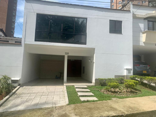 Los Gonzales Poblado Venta Casa De 3 Niveles De 250 M2. 