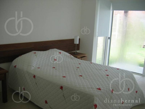 Imagen 15 de 30 de En Punta Del Este En La Zona Exclusiva De Punta De Piedra, Chalet De 5 Dormitorios Y Dependencia Con Piscina Climatizada.- Ref: 4041