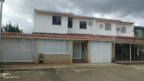 Jv Vende Amplia Casa En Terrazas De Los Nisperos Valencia, Ubicada En Calle Cerrada Cerca De La Av. Cuatricentenaria 
