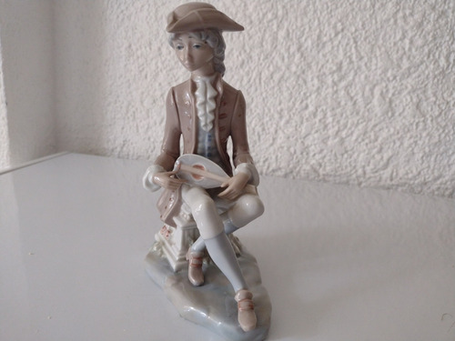 Figura Joven Sentado Con Sombrero Porcelana Casandes (Usado)
