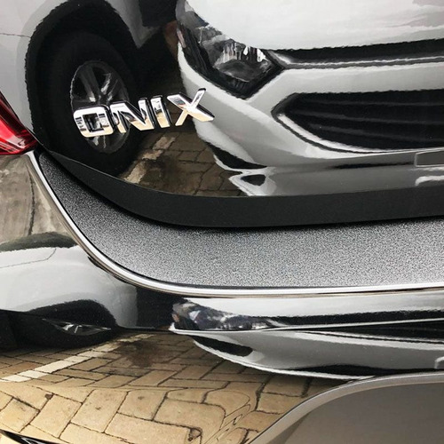 Imagem 2 de 4 de Soleira Adesiva Do Porta Malas Chevrolet Onix 2017 2018